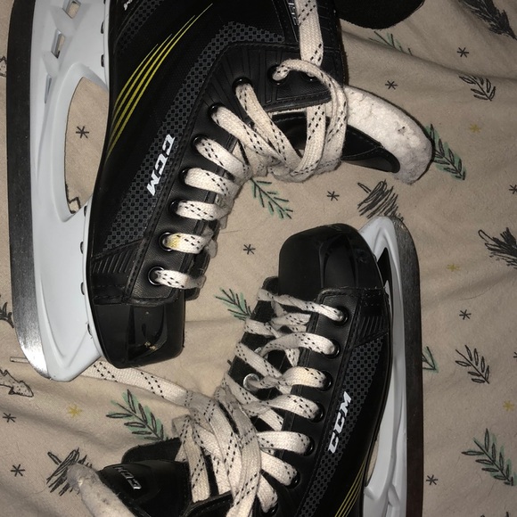 CCM 1052 Ice Skates - Picture 1 of 5